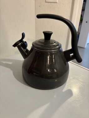 Le Creuset Chrysenth Metallic Grey Enamel 1.6 Qt 1.5L Whistling Tea Kettle